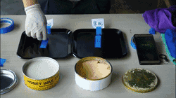 同一時(shí)間使用蜜蠟250的模具在差不多2秒后就掉落在桌面上，但使用常規(guī)蠟的模具還是牢牢地穩(wěn)固貼在模具上，附著力十分強(qiáng)，由此可見使用蜜蠟250的脫膜效果更勝一籌。