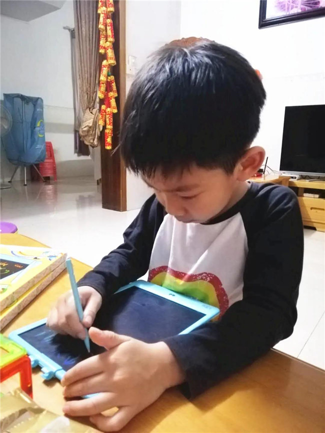 博二代收到了廣東博皓兒童節(jié)禮物，開(kāi)心   -2