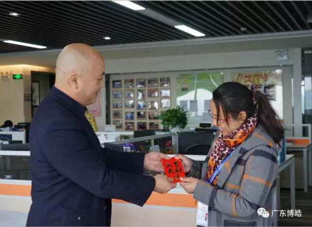 博皓的男神們?cè)谕獯颢C，博皓的女神們?cè)诩壹徔棧谶@個(gè)美好的日子里感恩您的默默支持，祝您節(jié)日快樂！